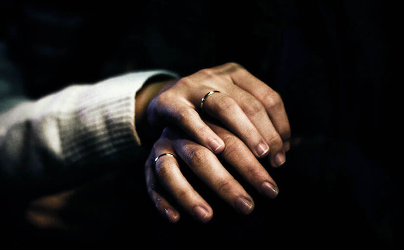 夫婦の手（フリー写真）