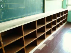 女の子を庇うため