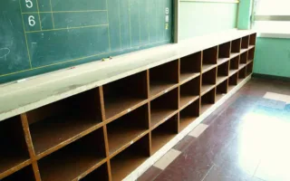 女の子を庇うため