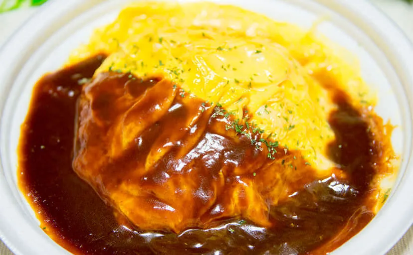 同じ皿が二つ並んだ洋食屋
