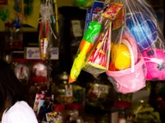 駄菓子屋に集結したヒーロー