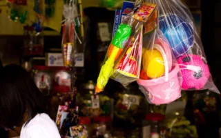 駄菓子屋に集結したヒーロー