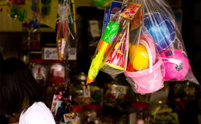 駄菓子屋に集結したヒーロー