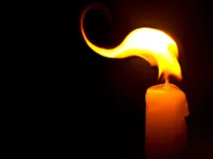 ろうそくの火と墓守