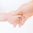 母の手を握る赤ちゃん（フリー写真）