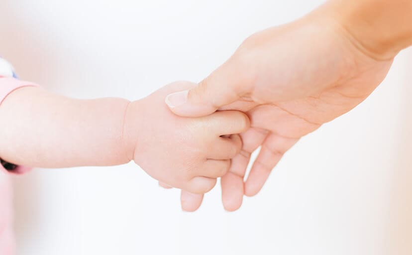 母の手を握る赤ちゃん（フリー写真）