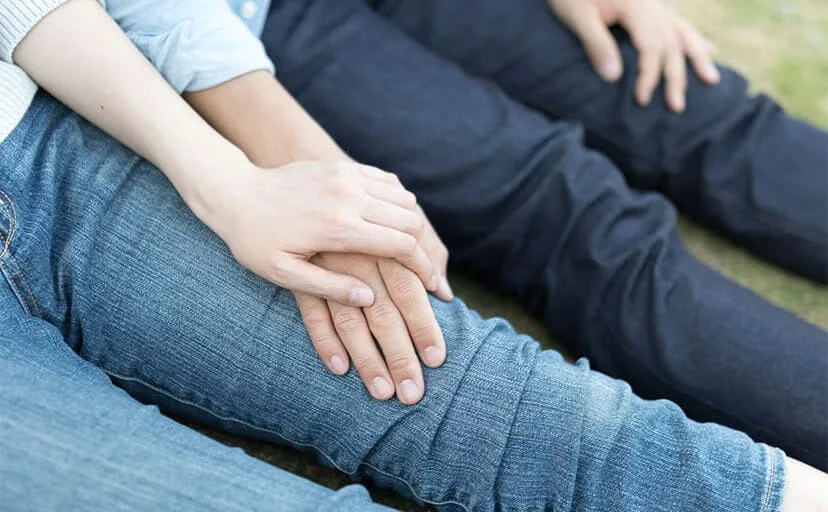 彼女は袖口を一度だけ引いた