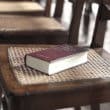椅子と聖書（フリー写真）