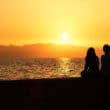 夕日とカップル（フリー写真）