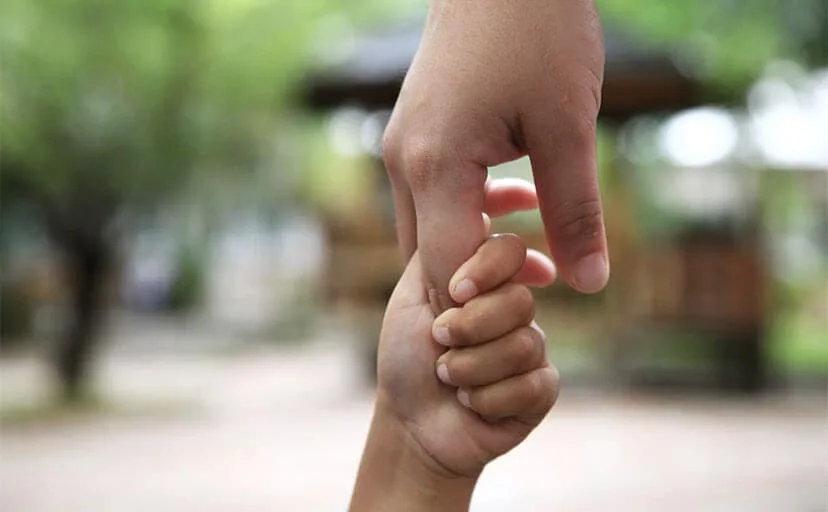 手を繋ぐ親子（フリー写真）