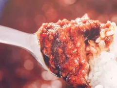 静かなテーブルの上で