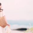 女性の後ろ姿