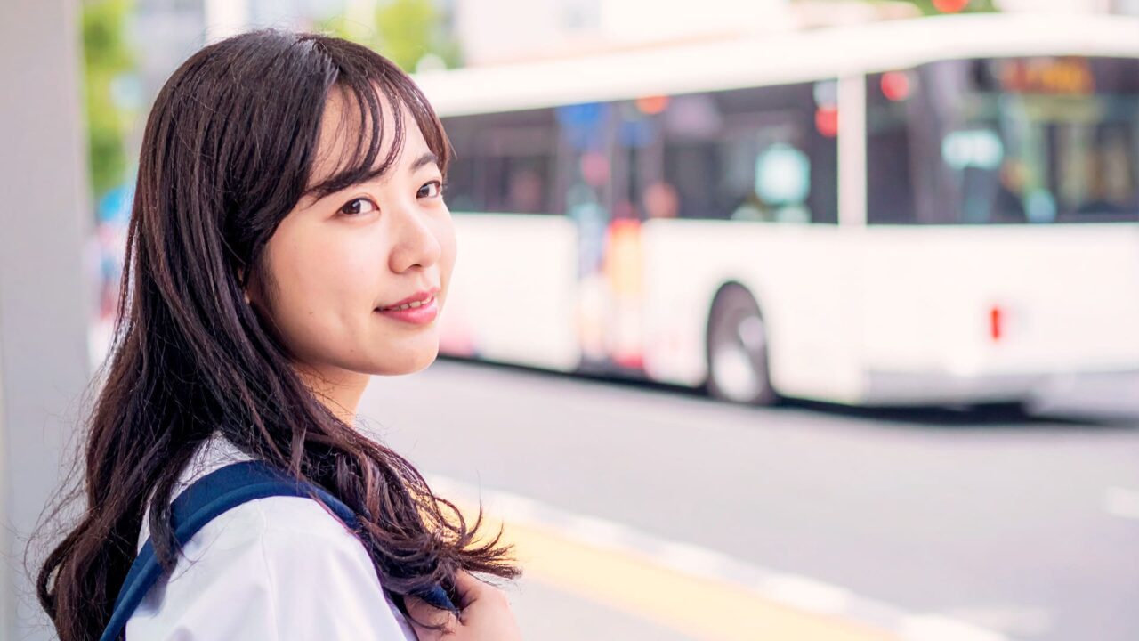 バス停の女の子