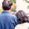 夫婦の後ろ姿