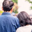夫婦の後ろ姿
