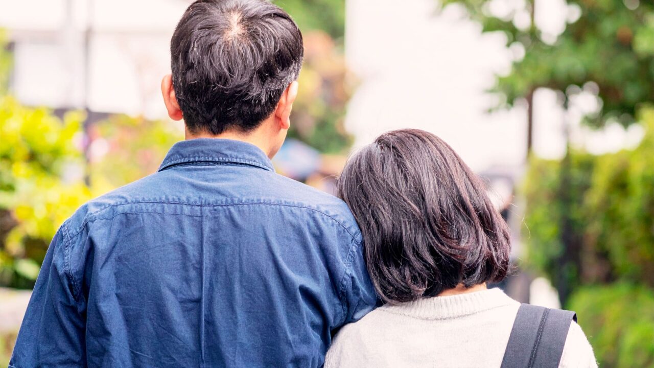 夫婦の後ろ姿