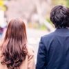 夫婦の後ろ姿